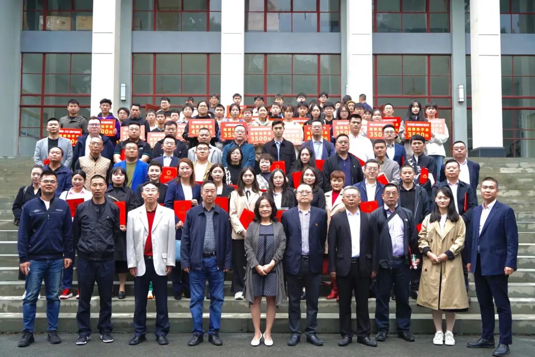 四川錦程綜合能源有限公司參加成都電力行業(yè)協(xié)會組織44家愛心企業(yè)參加&ldquo;2023成都工匠人才培養(yǎng)計劃&rdquo;捐贈儀式